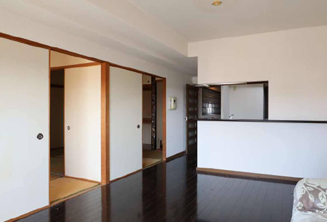 リビング改装前：古い間取りで狭く感じる部屋