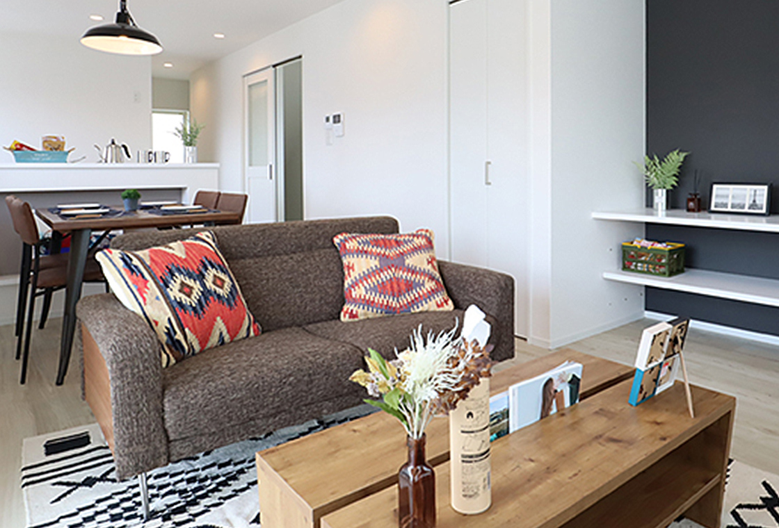 リビング改装後：白を基調とした広々とした明るいリビング