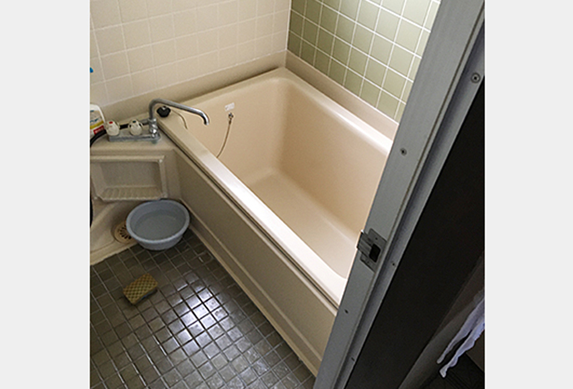 浴室改装前：タイル張りで冷たい印象の浴室