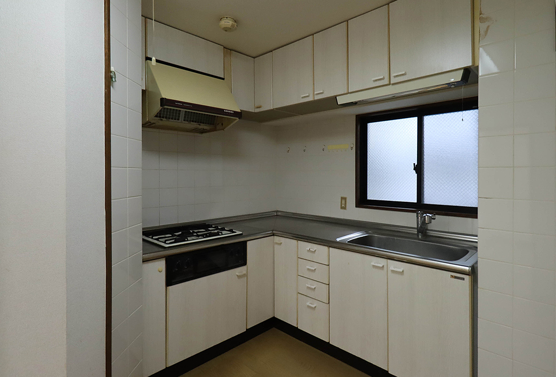 キッチン改装前：古いL型キッチン