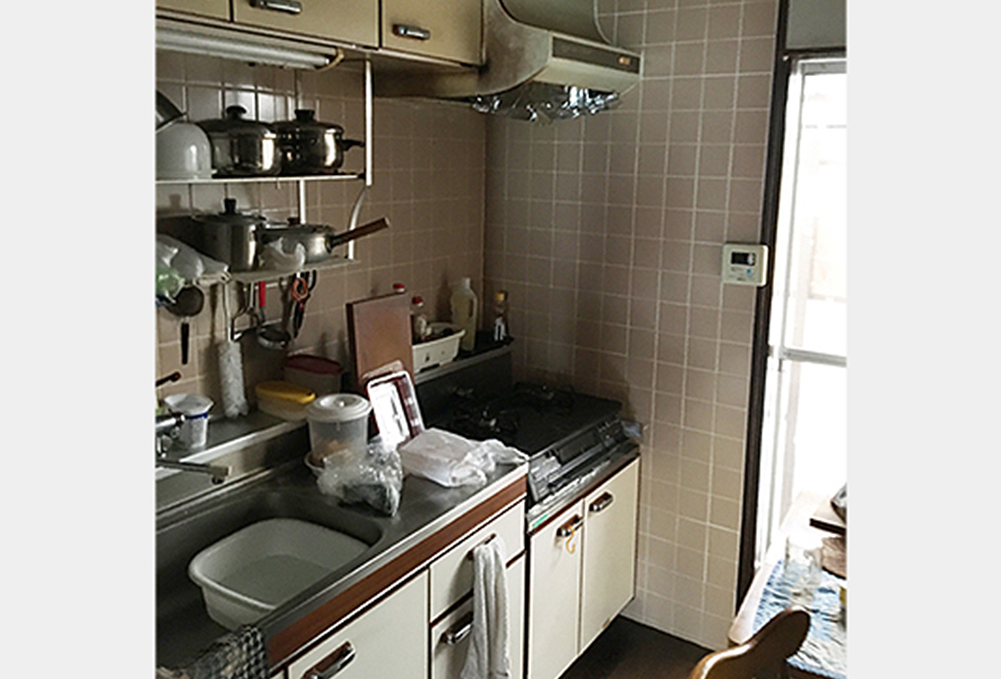 キッチン改装前：壁向きの古いキッチン